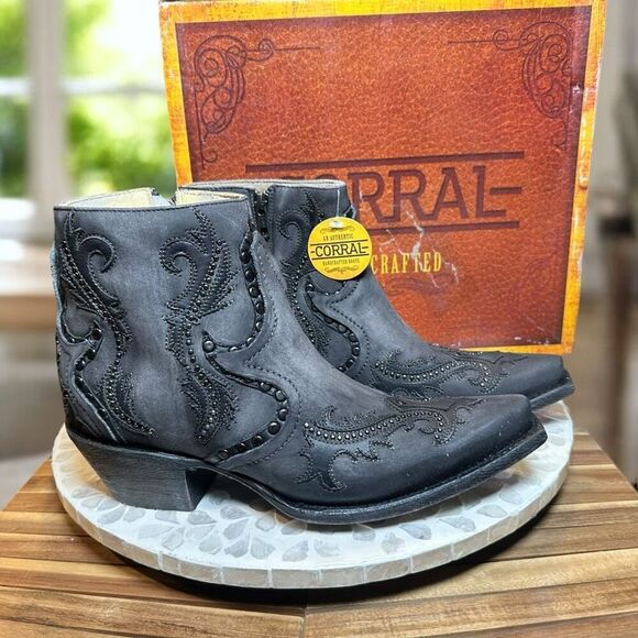 Corral $325 G1381 LD Grey Studs Overlay Ankle Boots Snip Toe Western Cowgirl Wom - Picture 2 of 13